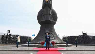 Photo of Тоқаев «Отан Ана» монументіне гүл шоғын қойды