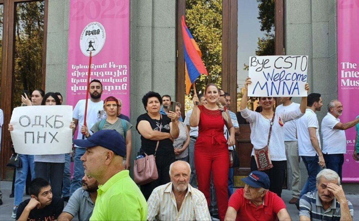 Армения выходит из одкб. Митинг в Ереване. Протесты в Армении 2022. Антироссийские протесты в Армении.