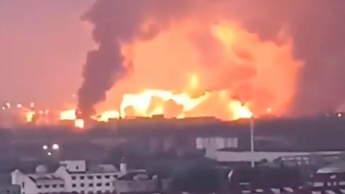 Какой завод взорвался сегодня. Пожар в Шанхае. Гигантский пожар.